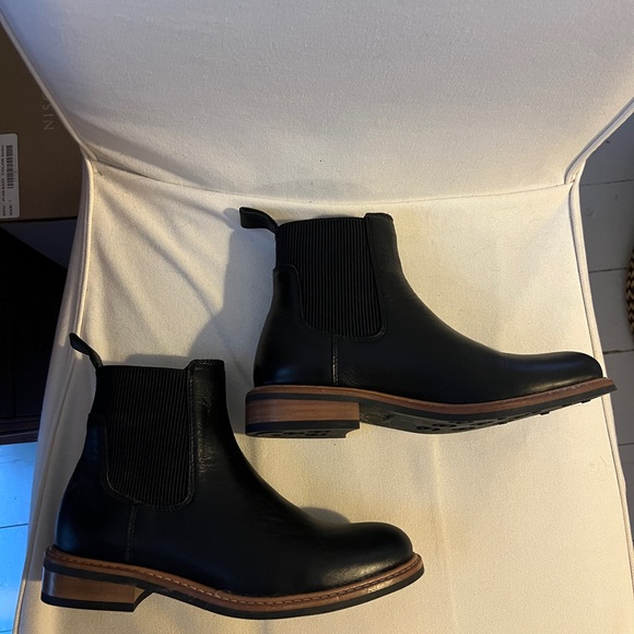Nisolo Black Leather Chelsea Ankle Boots - Picture 7 of 8